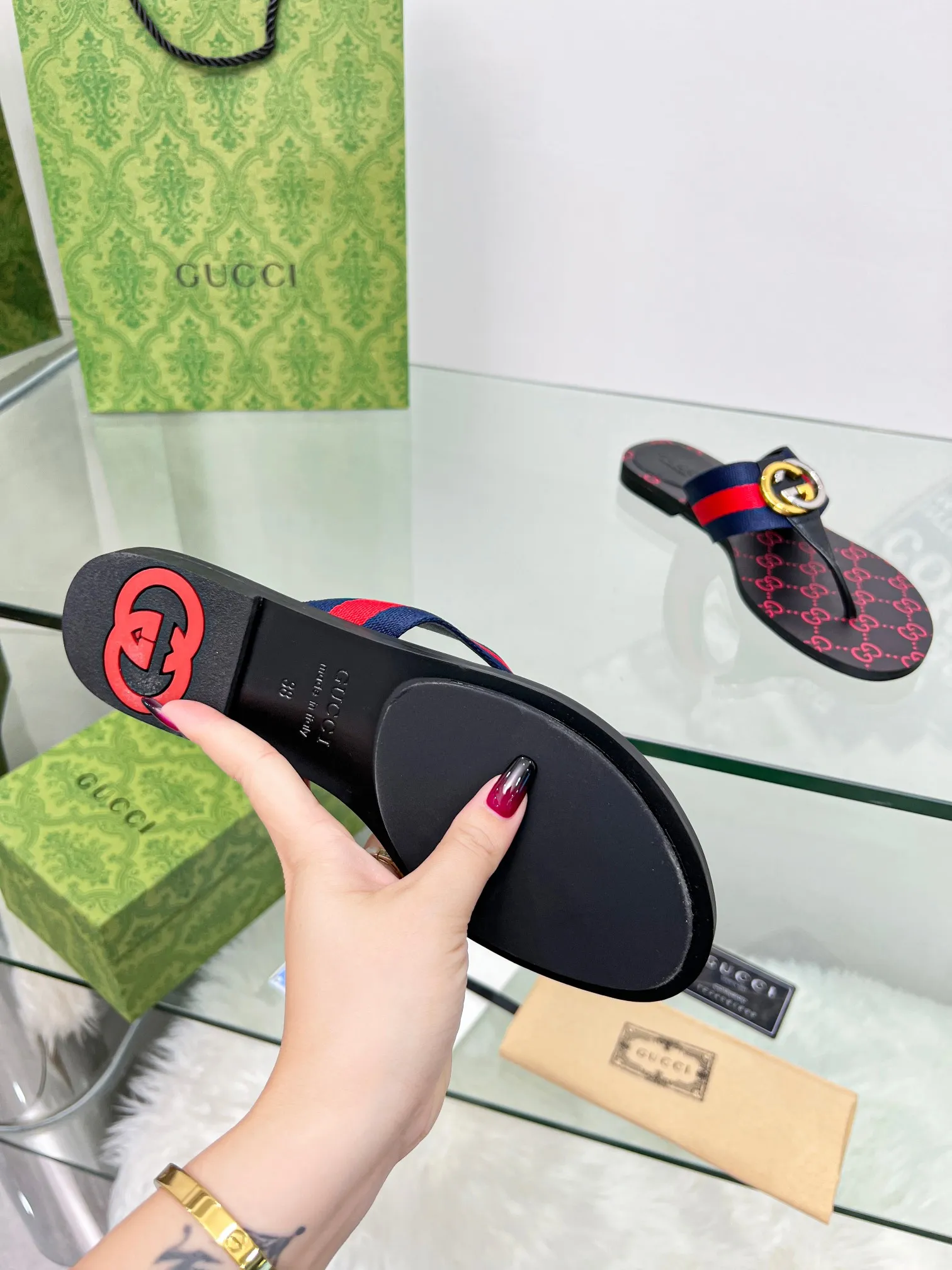 👟👟Ex-factory price 280👟👟 Gucci·Gucci💗 Classic flip-flops.  This is an amazing shoe, a luxury brand loved by celebrities and Internet celebrities😼The original hardware of the counter is gold and silver with double G buckles. 1:1 reproduction purely handmade.  German technology 3D printing logo.  Number of yards 35-45